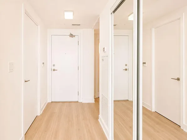 12 York St #5101, Toronto, ON M5J 0A9