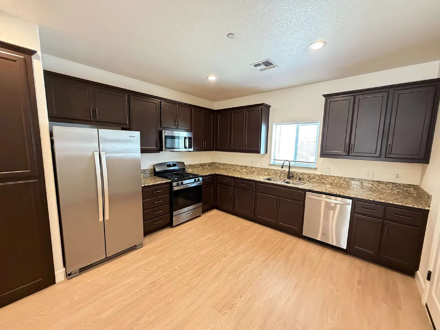 4 bed, 3.0 bath, 1874 sqft, $2,380 — Photo 4