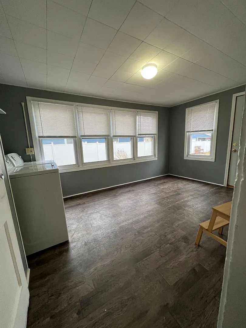 4 Bedroom Single-Family Home with Fenced Yard, Garage & Central Air — Photo 3