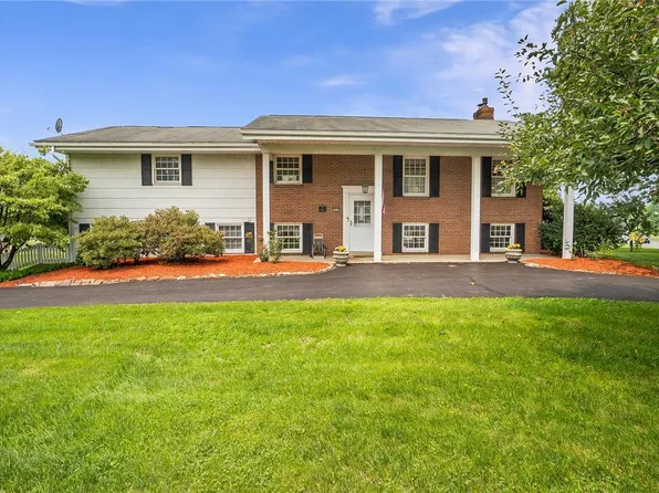 5512 Oakwood Ln N, Schnecksville, PA 18078