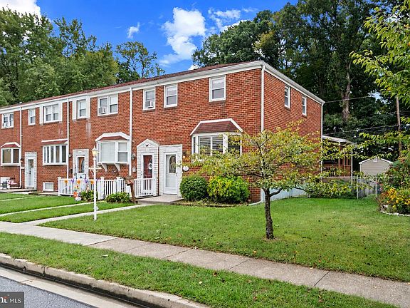 3rd image of 943 Circle Dr