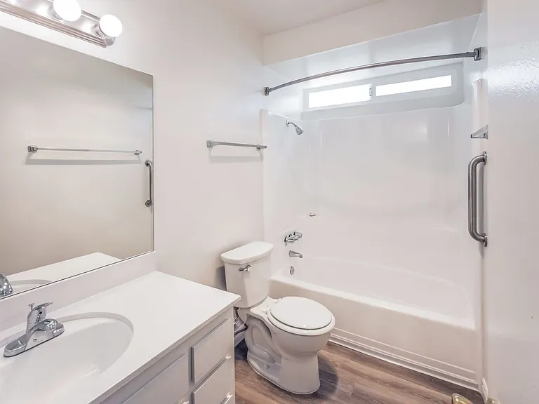 Large 2 bedroom Apartment in Clairemont — Photo 19