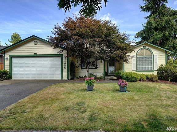 Welcome to this darling rambler, located in the lovely community of Lacey. 