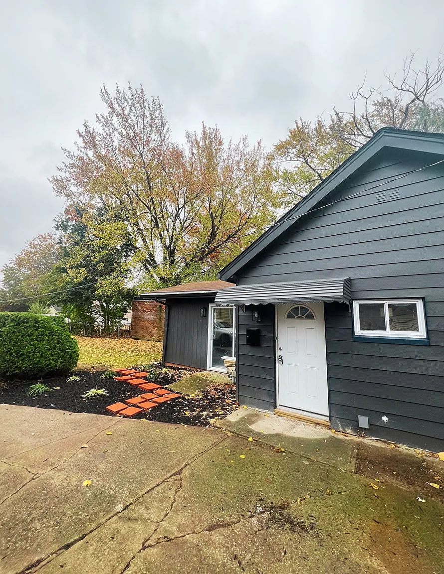 3846 Highland Rd photo 1