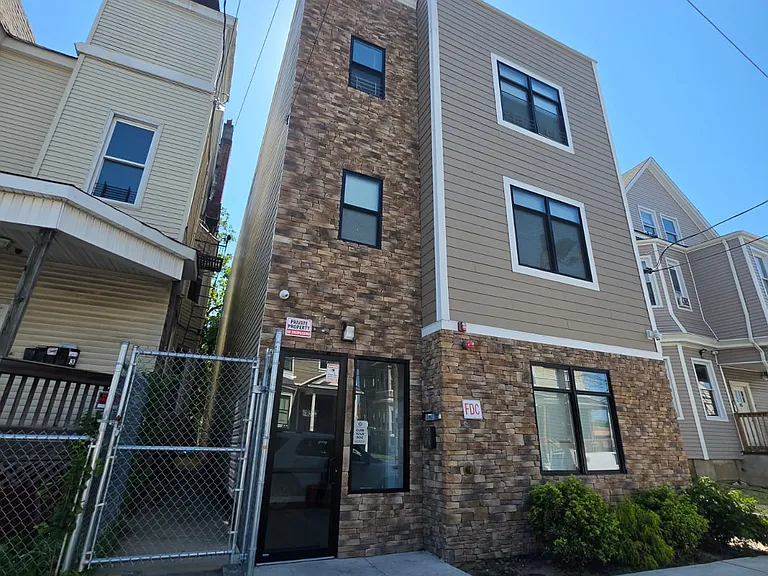 83 Auburn St #203 — Photo 2