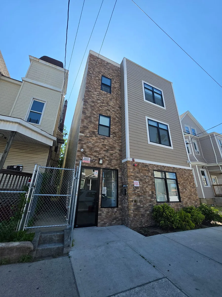 Building Photo - 83 Auburn St #203