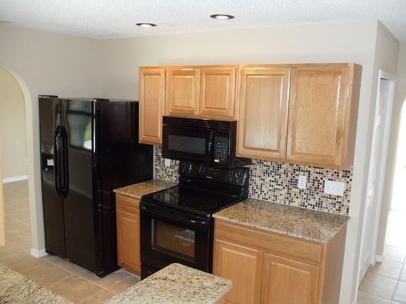 4th image of 826 SE Quiescent Lane