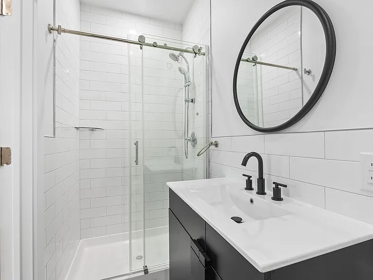 442 W Queen Ln #2 — Photo 6