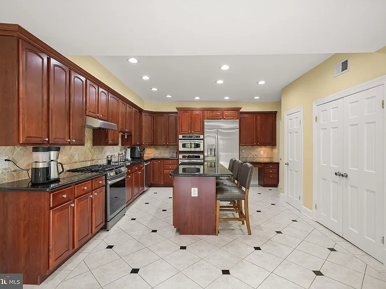 9809 Hall Rd — Photo 16