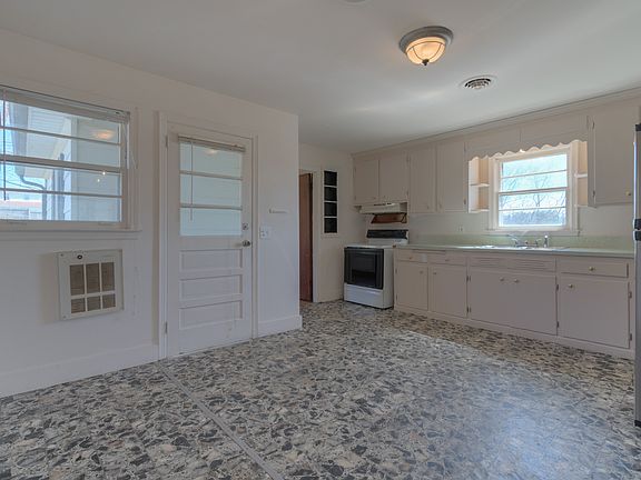 4th image of 107 Evans St