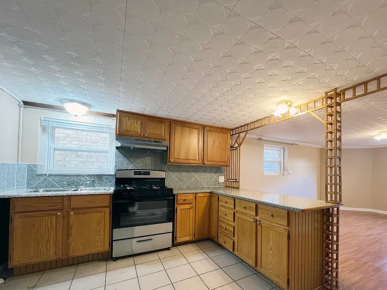 5733 W Melrose St — Photo 5