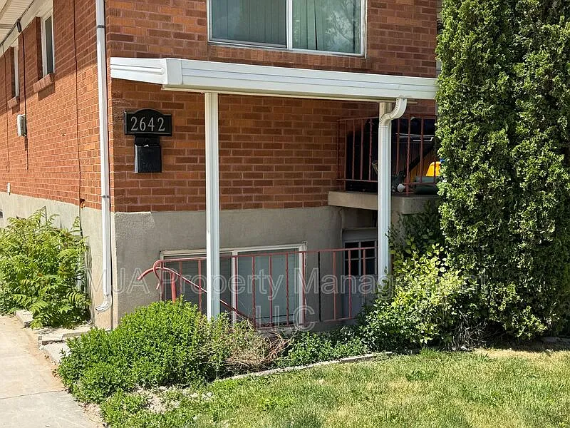 2 bed, 1.0 bath — Photo 3