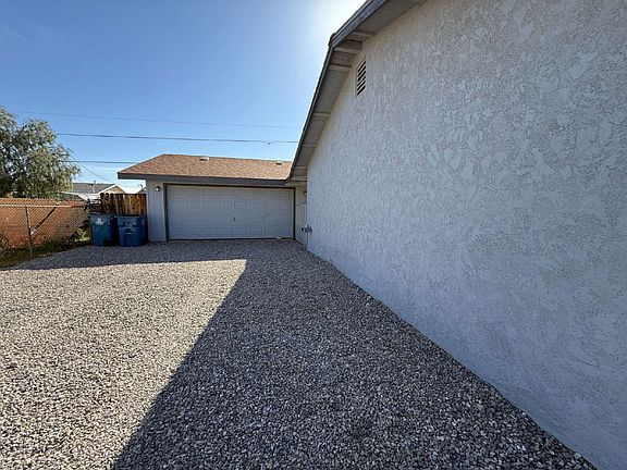 3rd image of 664 Honeysuckle Rd