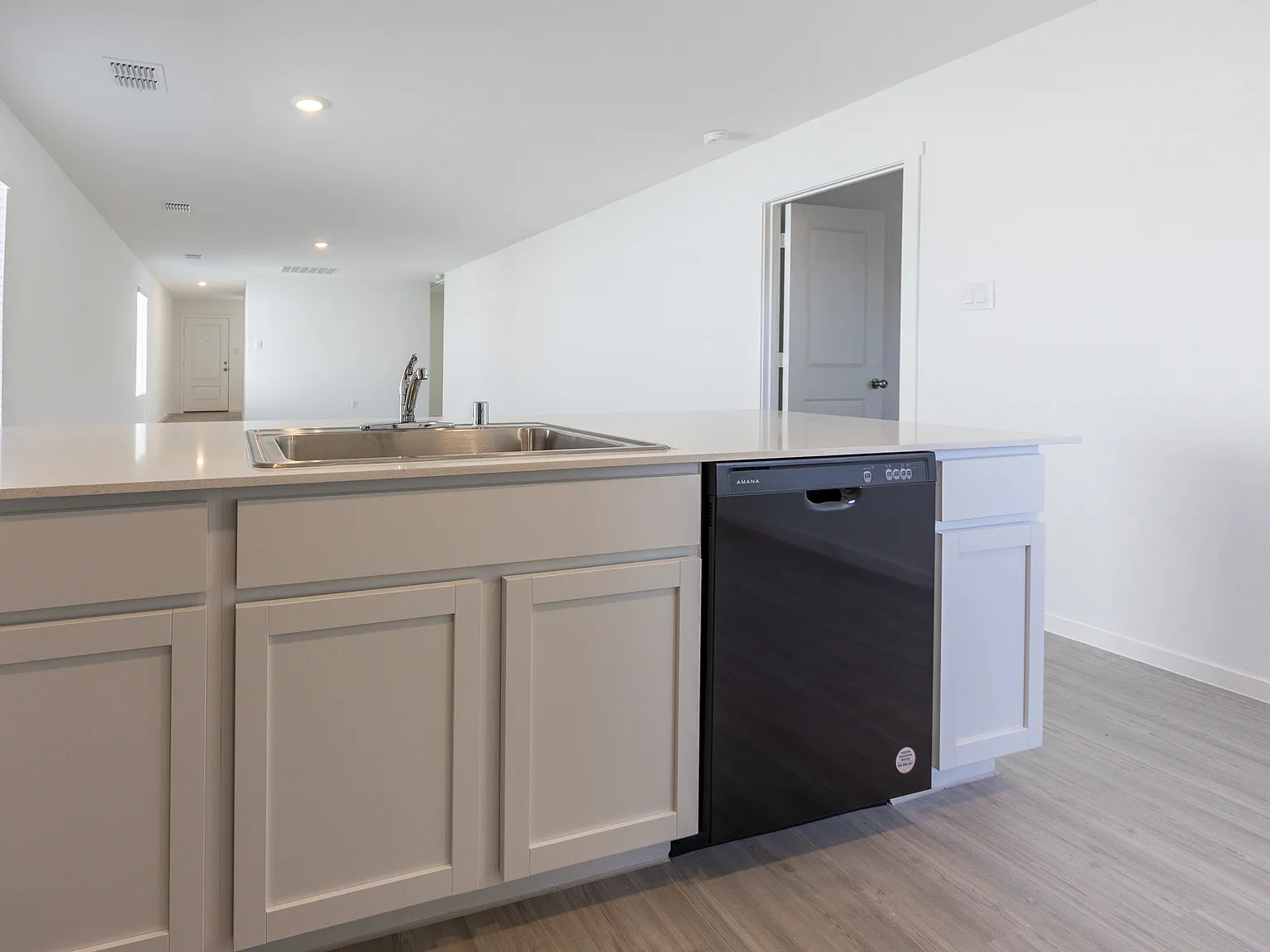 3 bed, 1411 sqft, $1,700 — Photo 4