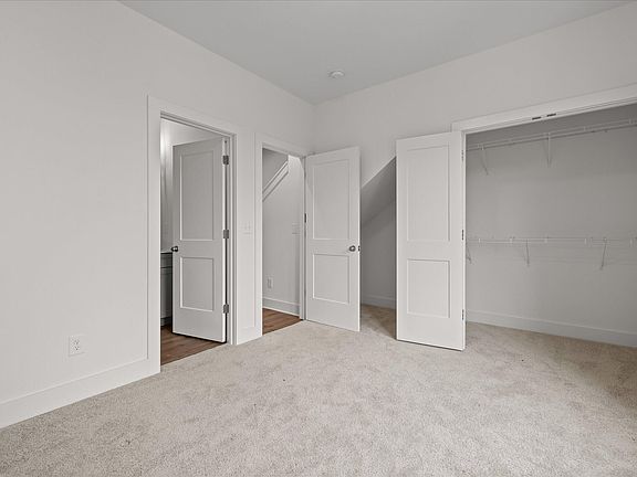 4th image of 724 Belletrace Cir