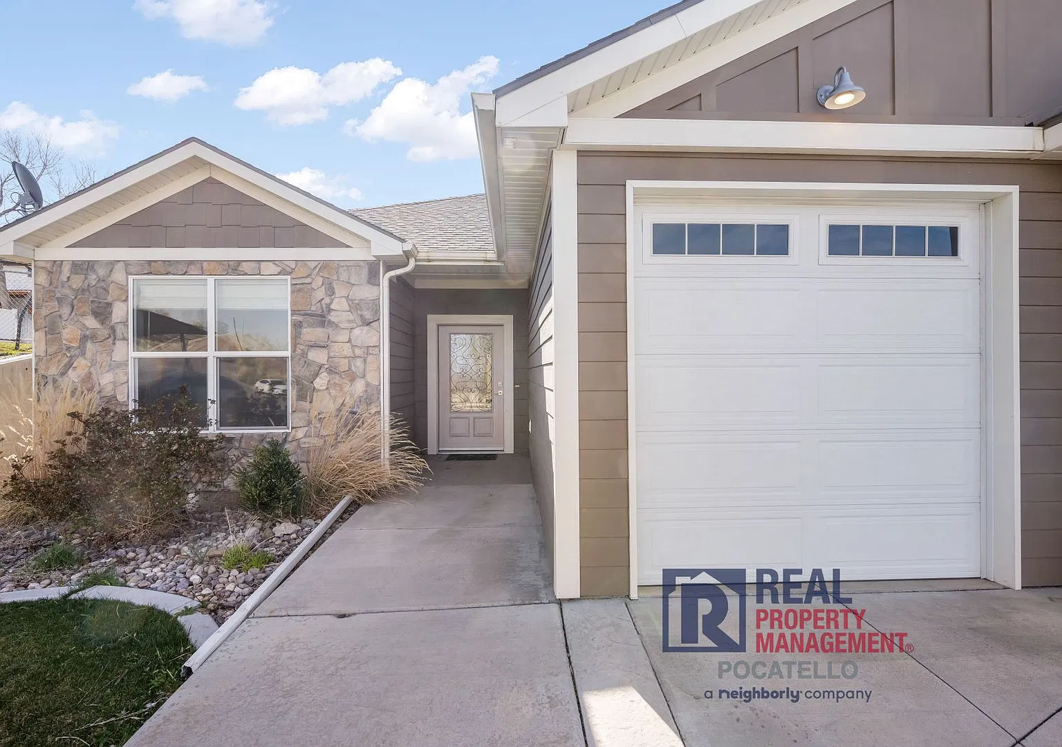 3 bedroom 2 bath twin home is a must see! - Small dog Friendly — Photo 2