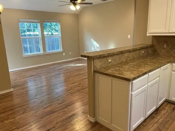 719 Harness Trl, Granbury, TX 76049