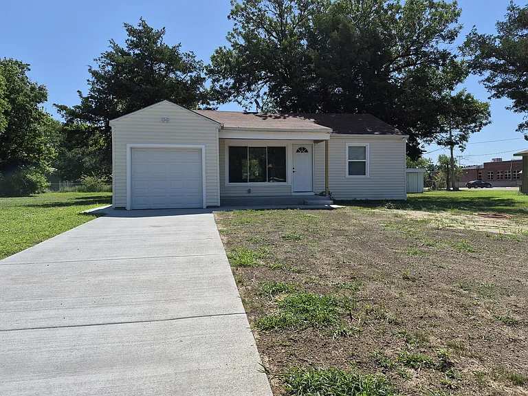 312 S Rose Hill Rd — Photo 1