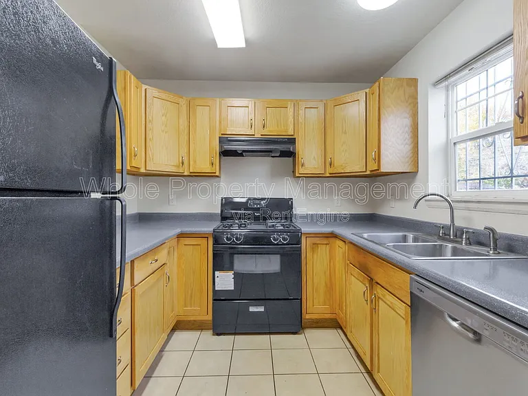 1577 Chase St — Photo 7