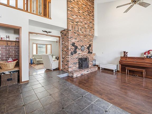4th image of 300 Wedgewood Ct