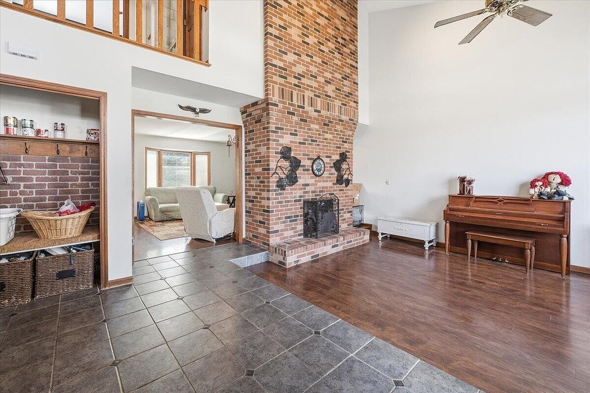 Listing photo 4 for 300 Wedgewood Ct