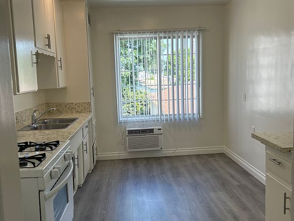 4th image of 12421 1/2 Oxnard St