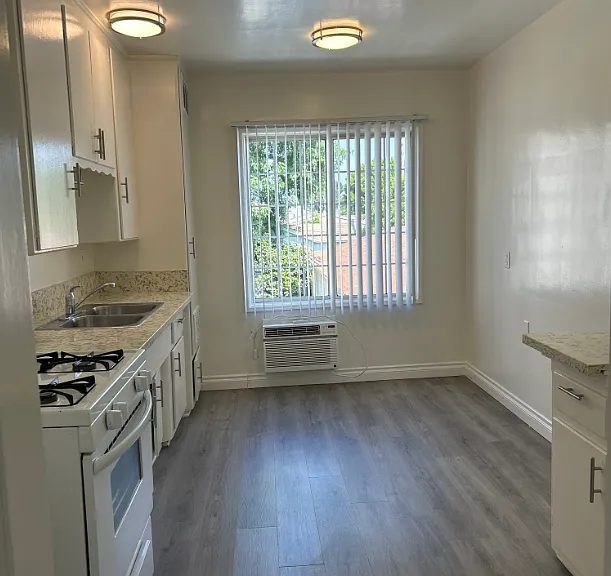 12421 1/2 Oxnard St #12421-1/2 — Photo 4