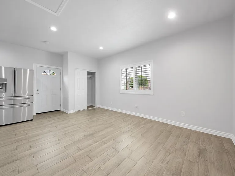 8459 Omelveny Ave — Photo 5