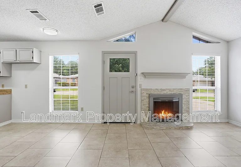 1122 Hidden Creek Dr — Photo 5