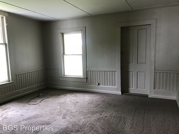 5th image of 446 Miller St APT A