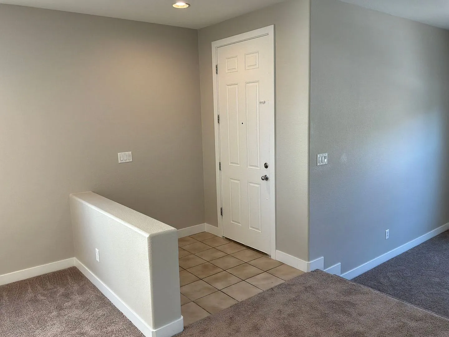 2 Story detached home 4 bedrooms 2.5 bathrooms 2 car garage Gated Subdivision — Photo 3