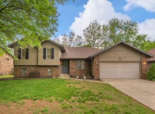 5483 S Parkhill Ave, Springfield, MO 65810