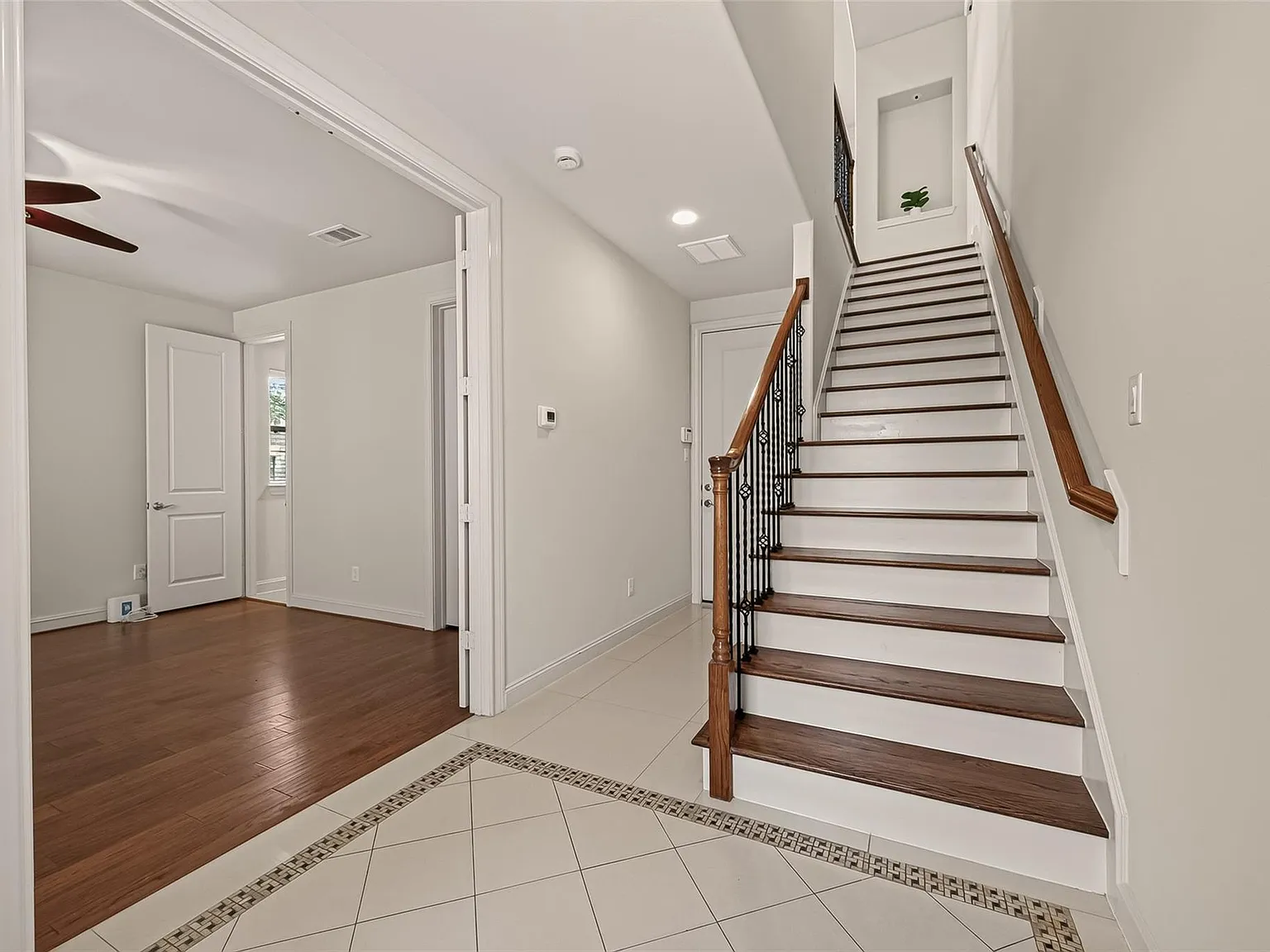 3 bed, 3.5 bath, 2176 sqft, $3,200 — Photo 4