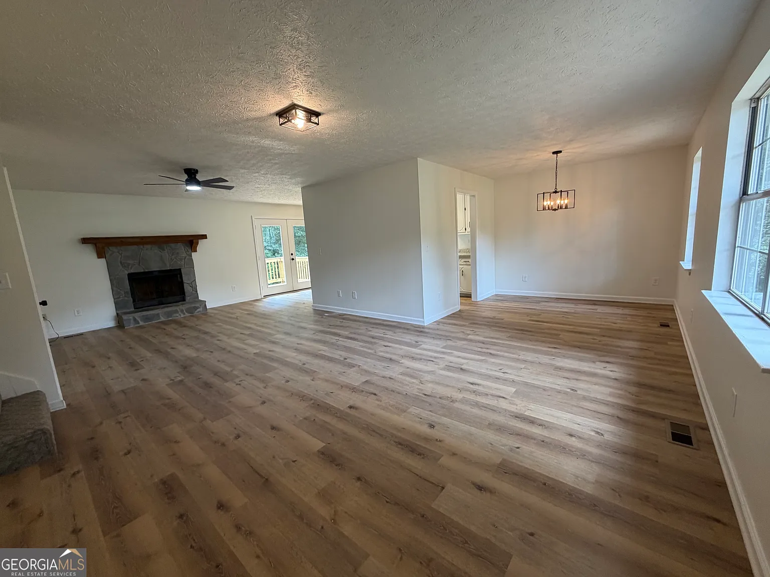 3 bed, 2.0 bath, 1362 sqft, $1,900 — Photo 2