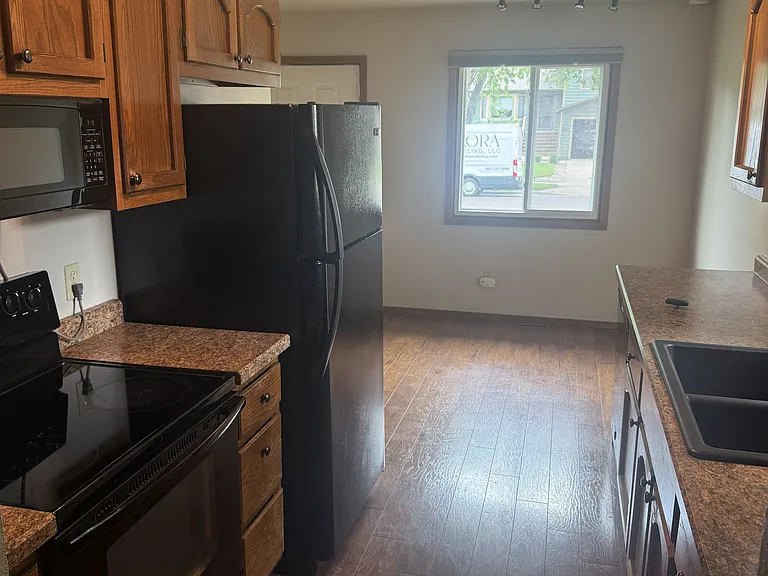 1804 S Cambridge Ave — Photo 2