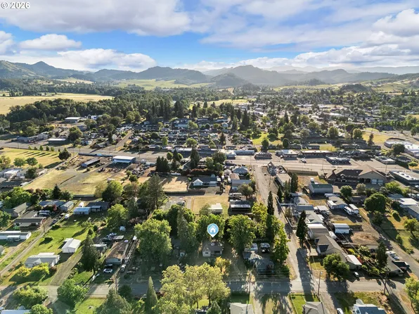 381 SE Gregory Dr, Winston, OR 97496