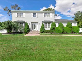 5 Gerald Dr, Holbrook, NY 11741
