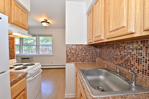 2nd image of 502 Chestnut St APT 35
