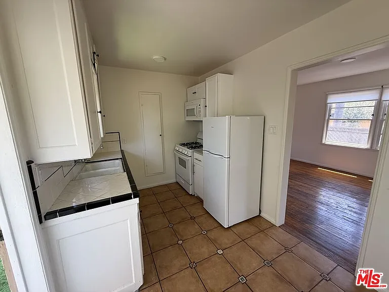 802 Superba Ave — Photo 7
