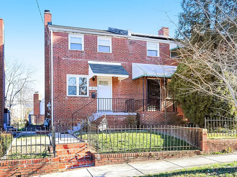 812 Burns St SE — Photo 2
