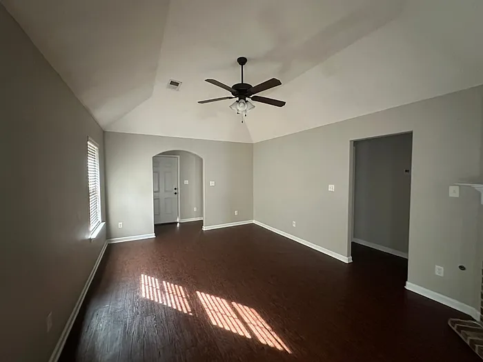 3 bed, 2.0 bath, 1303 sqft, $1,725 — Photo 2