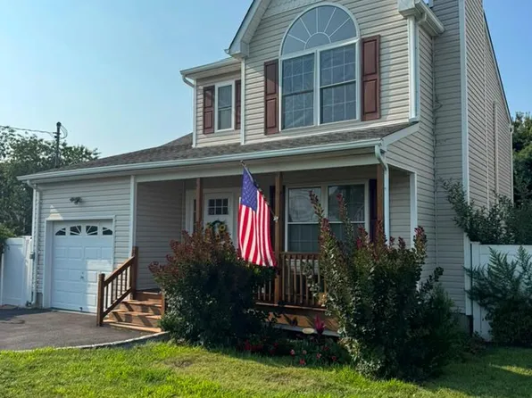39 Seymour Drive, Shirley, NY 11967