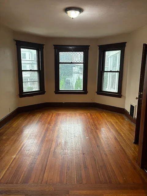 3 bed, 1000 sqft, $1,650 — Photo 1