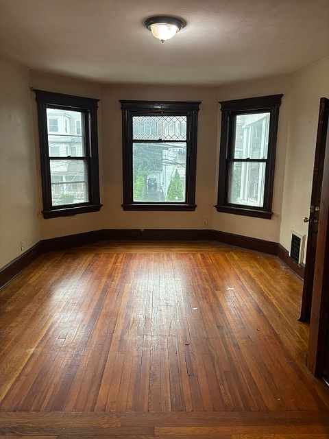 1st image of 474 Stanley St Floor 2