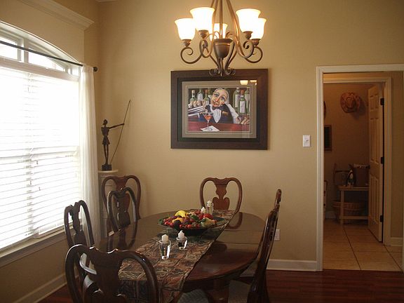 Formal or informal dining area
with custom window molding and 2'
faux wood blinds