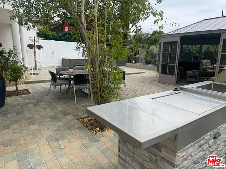 13551 Hart St — Photo 9