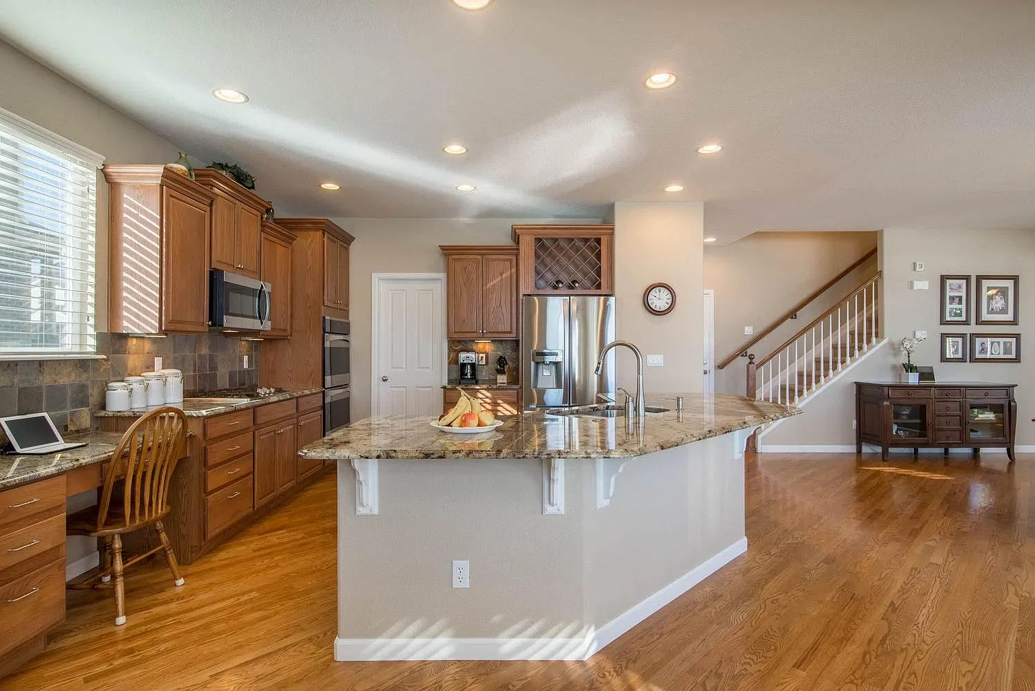 4 bed, 3.5 bath, 3284 sqft, $4,500 — Photo 3