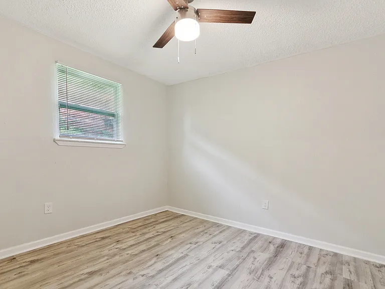 1075 Tallow Tree Ln — Photo 11