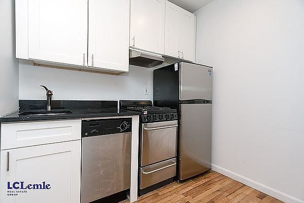1st image of 1371 1st Ave Front 2B