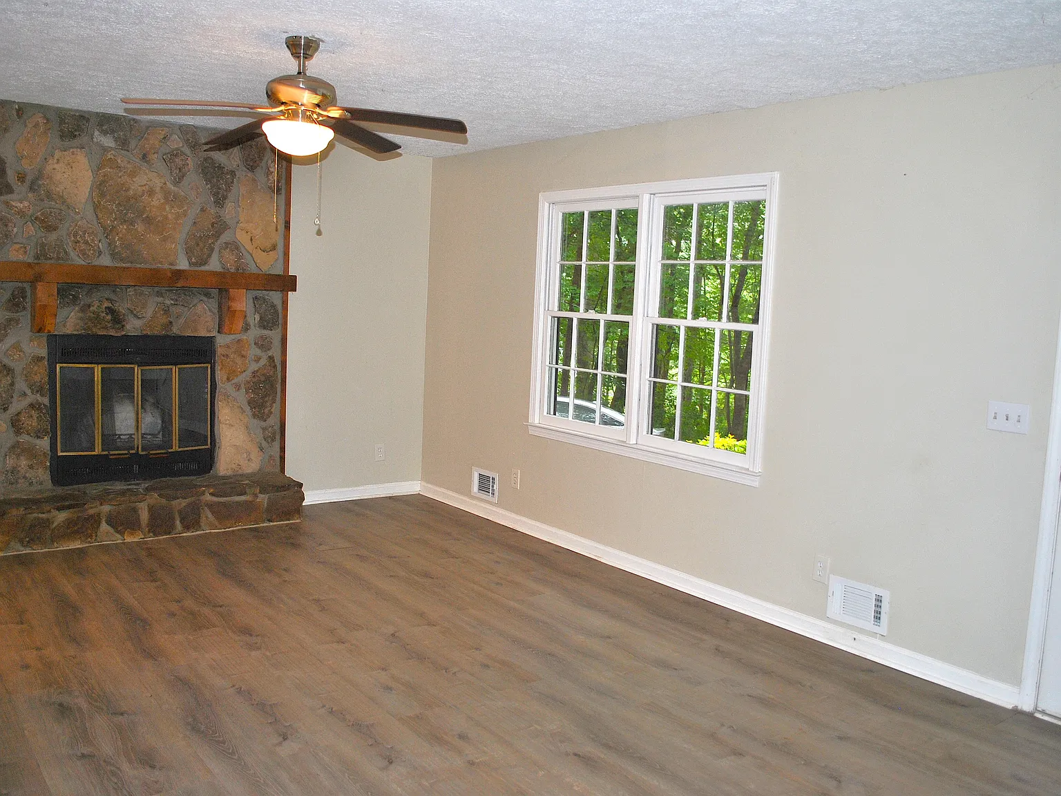 3 bed, 1212 sqft, $1,950 — Photo 4